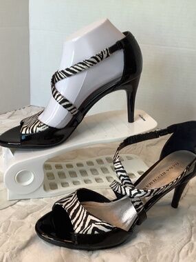 EUC Dana Buchman black & Zebra crisscross heels sz.8